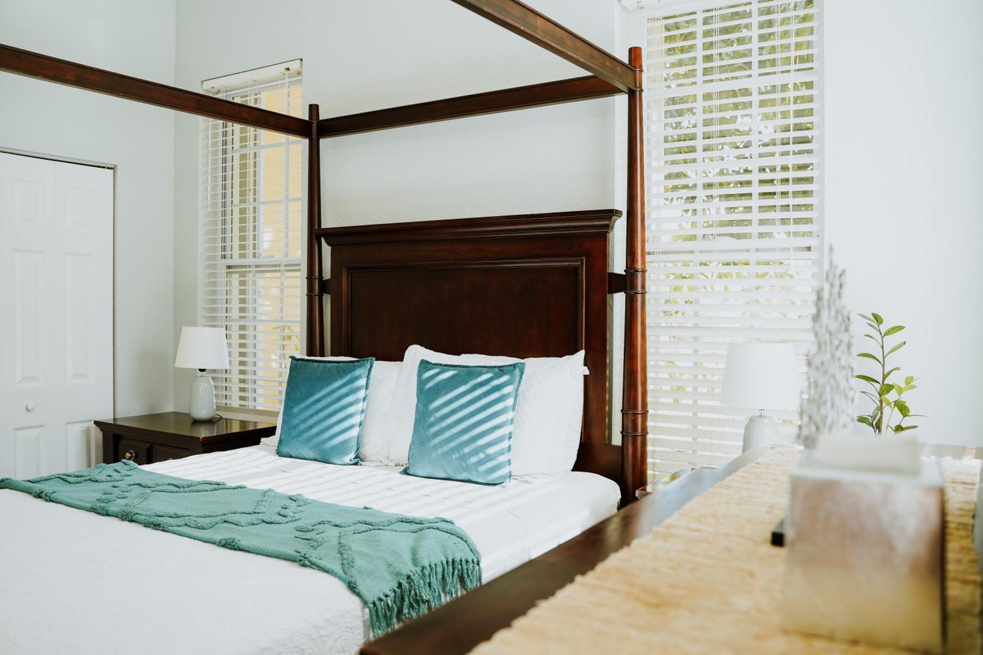 Shangri-La Boutique Bed & Breakfast West Bay Экстерьер фото
