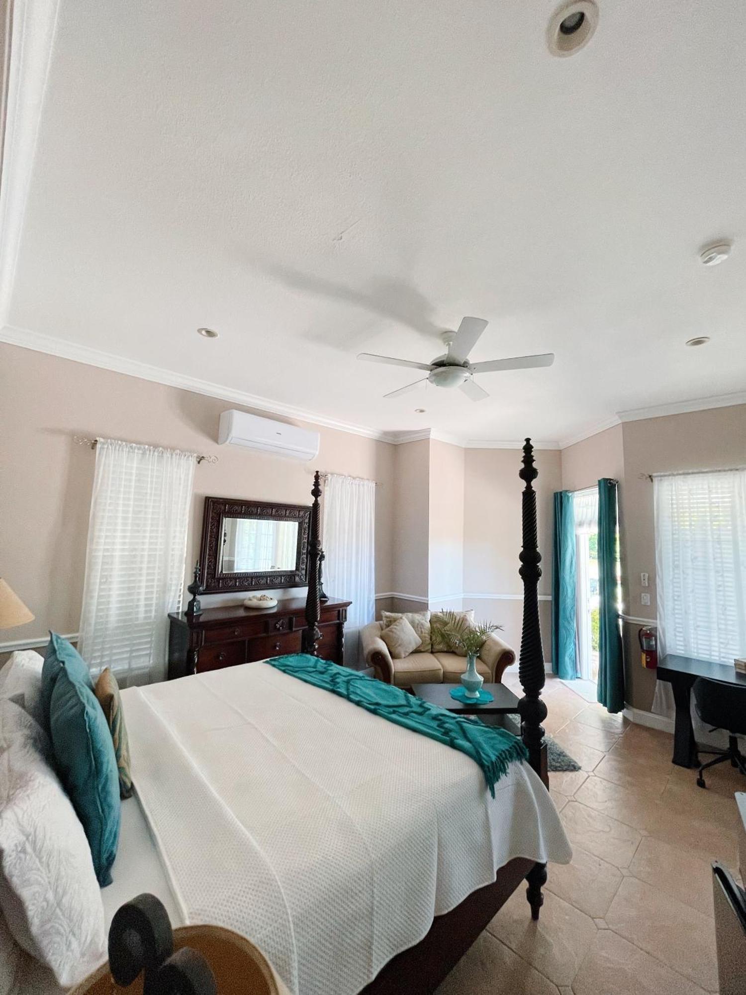 Shangri-La Boutique Bed & Breakfast West Bay Номер фото