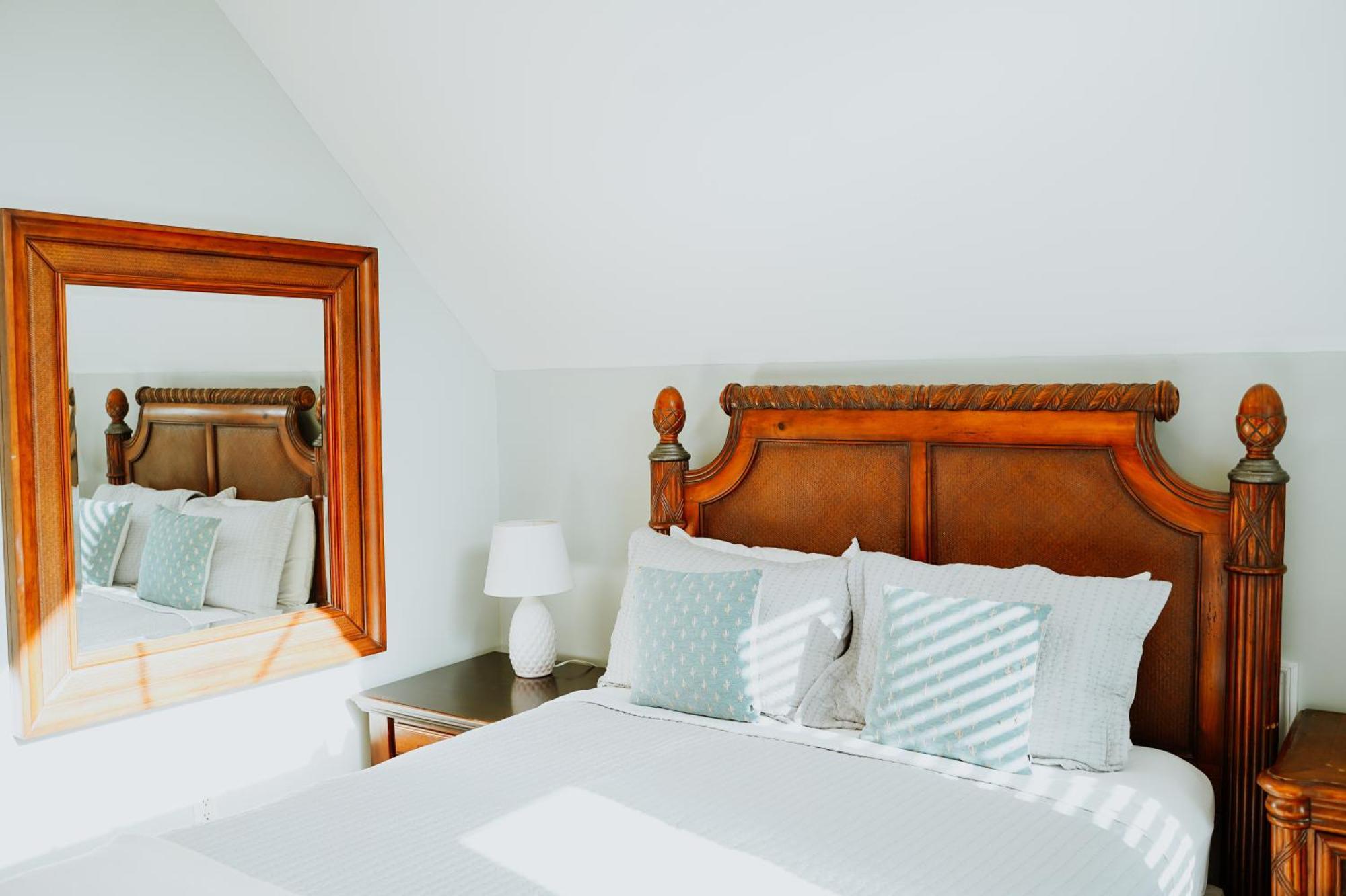 Shangri-La Boutique Bed & Breakfast West Bay Номер фото
