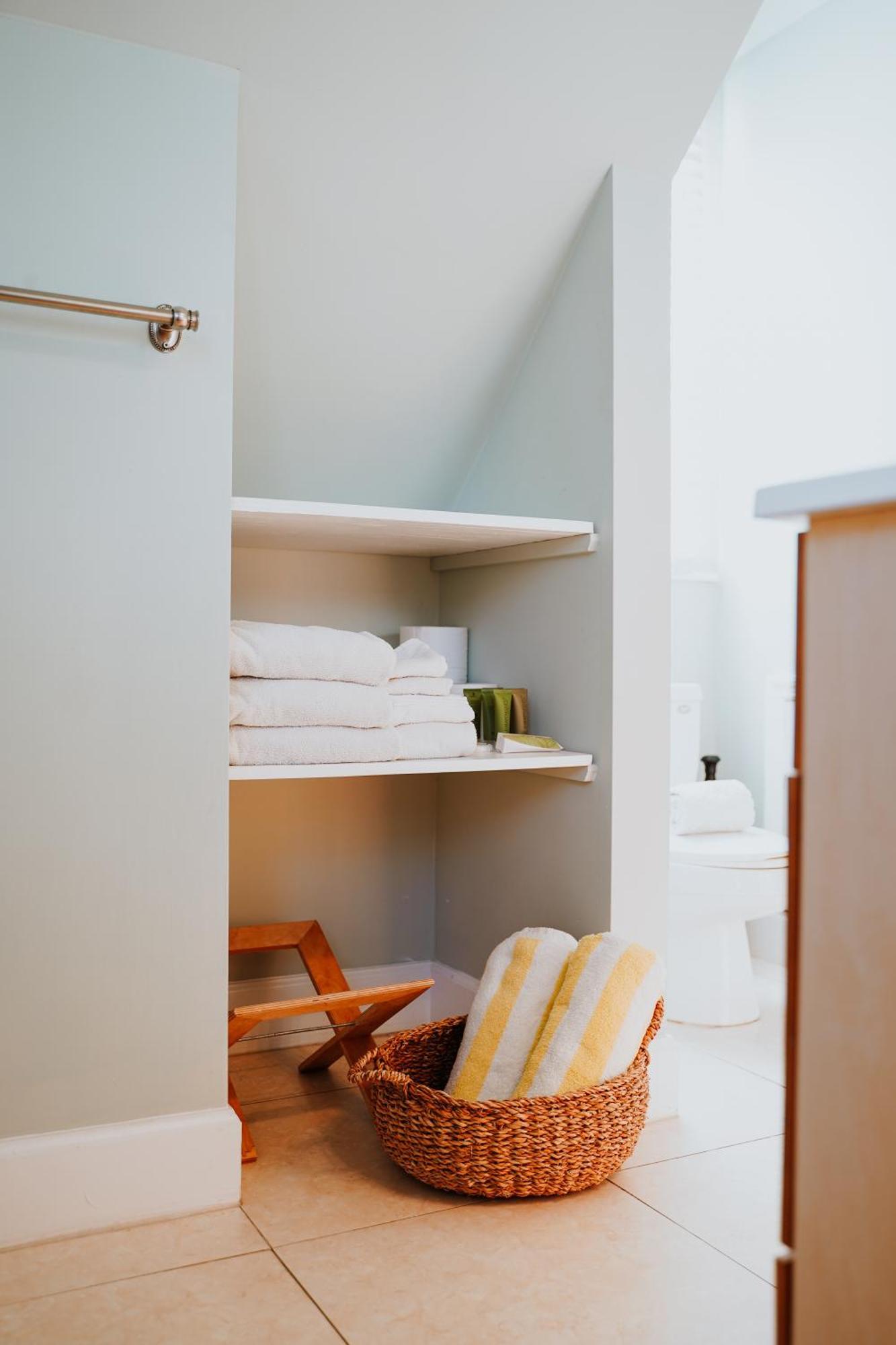 Shangri-La Boutique Bed & Breakfast West Bay Номер фото