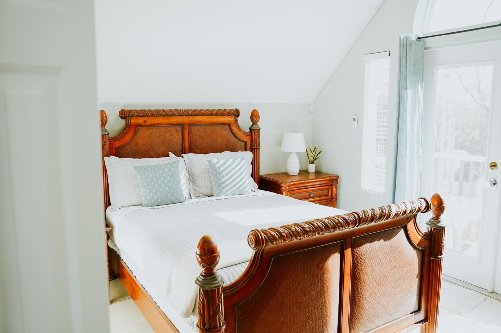 Shangri-La Boutique Bed & Breakfast West Bay Номер фото