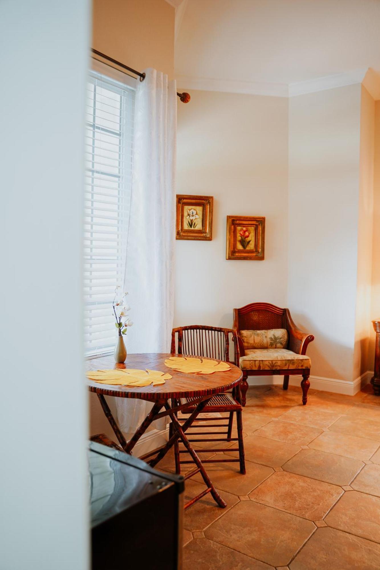 Shangri-La Boutique Bed & Breakfast West Bay Номер фото
