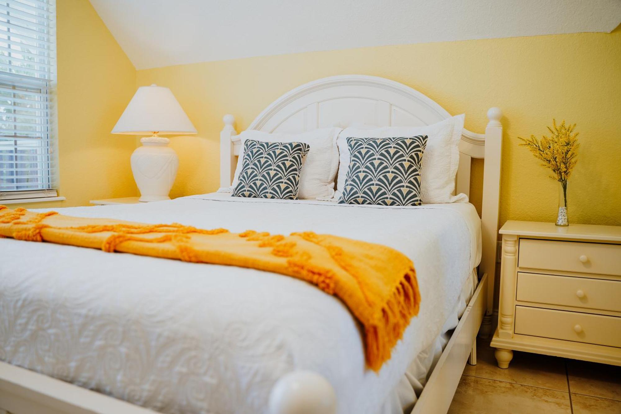 Shangri-La Boutique Bed & Breakfast West Bay Экстерьер фото